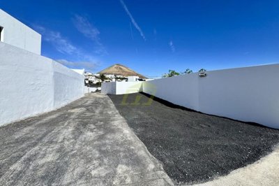 Immaculate luxury villa with private parking in Tias