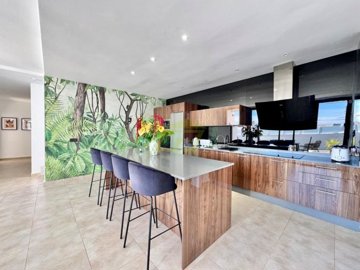 Immaculate luxury villa with private parking in Tias