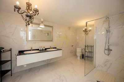 4 bedroom 2 bathroom pool loft with seperate guest apartment in Costa Teguise