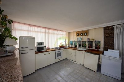 4 bedroom 2 bathroom pool loft with seperate guest apartment in Costa Teguise