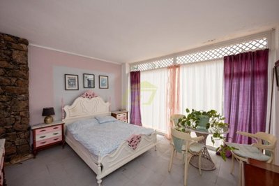 4 bedroom 2 bathroom pool loft with seperate guest apartment in Costa Teguise