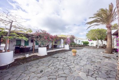 Hotel with reception hall, 7 en-suite bedrooms and hotel licence for 13 rooms in Yaiza
