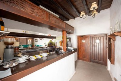 Hotel with reception hall, 7 en-suite bedrooms and hotel licence for 13 rooms in Yaiza