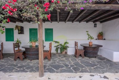 Hotel with reception hall, 7 en-suite bedrooms and hotel licence for 13 rooms in Yaiza