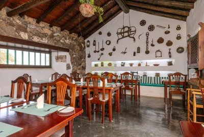 Hotel with reception hall, 7 en-suite bedrooms and hotel licence for 13 rooms in Yaiza