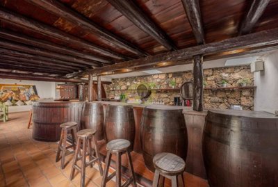 Hotel with reception hall, 7 en-suite bedrooms and hotel licence for 13 rooms in Yaiza