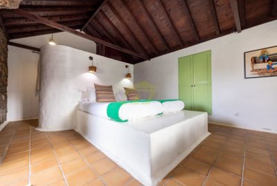 Hotel with reception hall, 7 en-suite bedrooms and hotel licence for 13 rooms in Yaiza