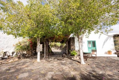 Hotel with reception hall, 7 en-suite bedrooms and hotel licence for 13 rooms in Yaiza