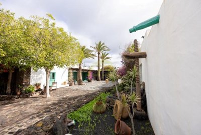 Hotel with reception hall, 7 en-suite bedrooms and hotel licence for 13 rooms in Yaiza