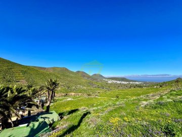 Traditional rustic finca with separate guest apartment in a unique natural setting in Haría.