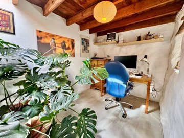 Traditional rustic finca with separate guest apartment in a unique natural setting in Haría.