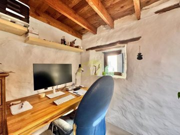 Traditional rustic finca with separate guest apartment in a unique natural setting in Haría.