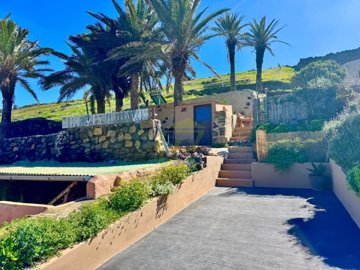 Traditional rustic finca with separate guest apartment in a unique natural setting in Haría.