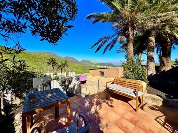 Traditional rustic finca with separate guest apartment in a unique natural setting in Haría.