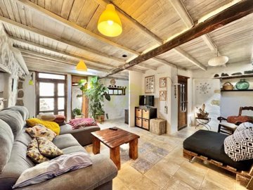 Traditional rustic finca with separate guest apartment in a unique natural setting in Haría.