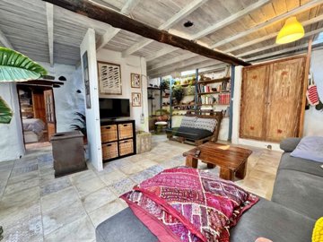 Traditional rustic finca with separate guest apartment in a unique natural setting in Haría.