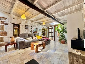 Traditional rustic finca with separate guest apartment in a unique natural setting in Haría.