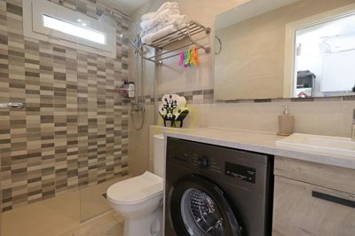 Modern first floor apartment with sea, pool and mountain views