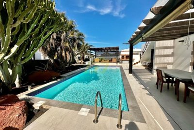 Impressive villa offering panoramic sea views and evening sunsets