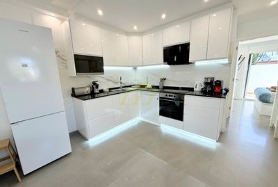 Stylish 2 bedroom apartment with 2 terraces in prime Playa Blanca location