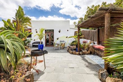 Farmhouse with apartment in Guatiza with a beautiful botanical garden and development potential to create a 5 bed, 3 bath property