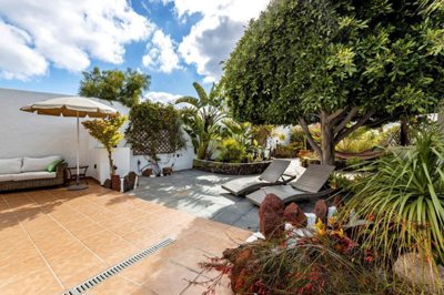 Farmhouse with apartment in Guatiza with a beautiful botanical garden and development potential to create a 5 bed, 3 bath property