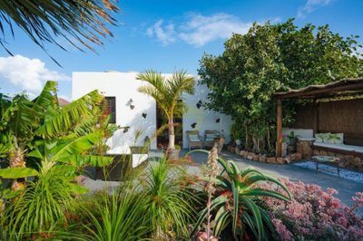 Farmhouse with apartment in Guatiza with a beautiful botanical garden and development potential to create a 5 bed, 3 bath property