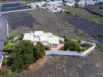 Farmhouse with apartment in Guatiza with a beautiful botanical garden and development potential to create a 5 bed, 3 bath property