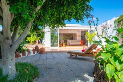 Farmhouse with apartment in Guatiza with a beautiful botanical garden and development potential to create a 5 bed, 3 bath property