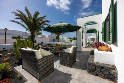 Detached villa with communal pool in Playa Blanca