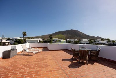 Detached villa with communal pool in Playa Blanca