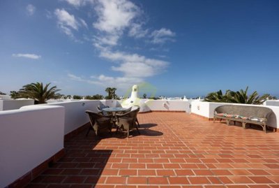 Detached villa with communal pool in Playa Blanca