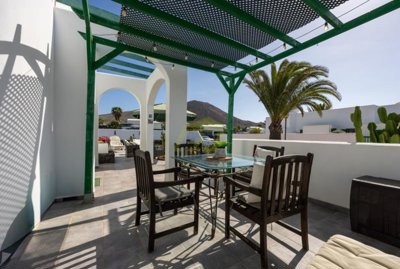Detached villa with communal pool in Playa Blanca