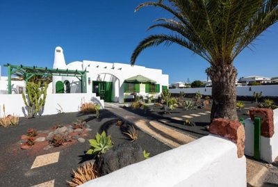 Detached villa with communal pool in Playa Blanca