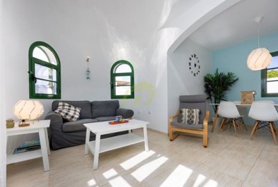 Detached villa with communal pool in Playa Blanca