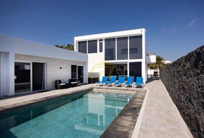 Impressive Villa Featuring a Private Pool and Two Detached Apartments