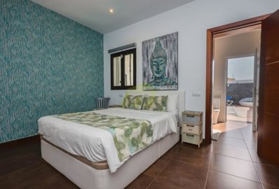 Impressive Villa Featuring a Private Pool and Two Detached Apartments