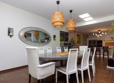 Impressive Villa Featuring a Private Pool and Two Detached Apartments