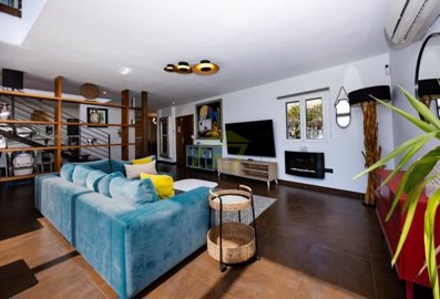 Impressive Villa Featuring a Private Pool and Two Detached Apartments