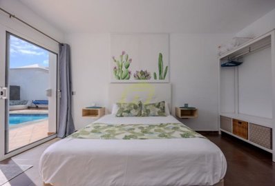 Impressive Villa Featuring a Private Pool and Two Detached Apartments