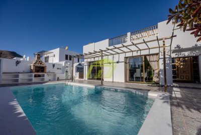Spacious villa with private pool and guest apartment in Yaiza