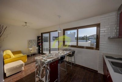 Spacious villa with private pool and guest apartment in Yaiza