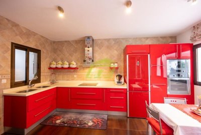 Spacious villa with private pool and guest apartment in Yaiza