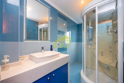 Spacious villa with private pool and guest apartment in Yaiza