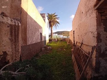 Traditional canarian home on 5,135m² plot in Guatiza village