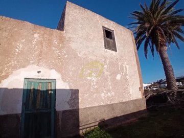 Traditional canarian home on 5,135m² plot in Guatiza village