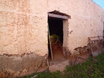 Traditional canarian home on 5,135m² plot in Guatiza village