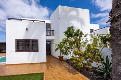 Semi detached property surrounded by beautiful landscapes & vineyards