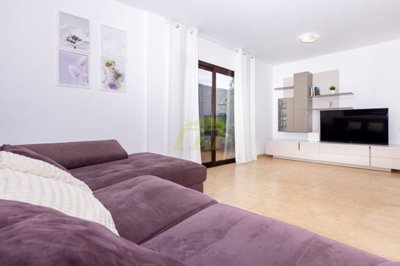 Semi detached property surrounded by beautiful landscapes & vineyards