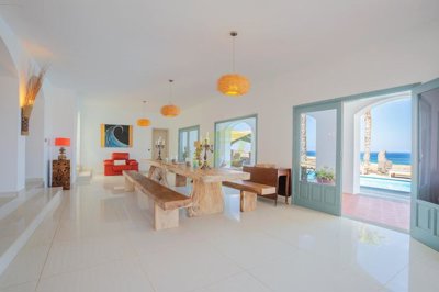 Stunning retreat-like villa with uninterrupted sea views in beautiful grounds in Tabayesco